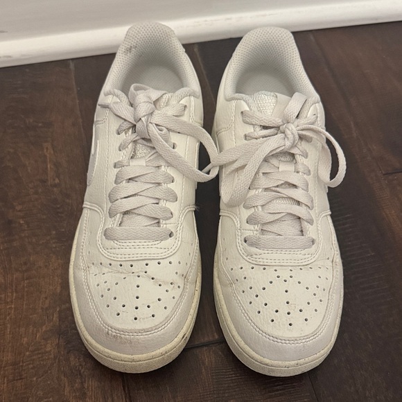 Nike White Low-Top Sneakers - Picture 3 of 4